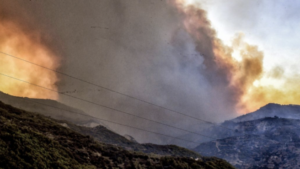 Ξυλόκαστρο: Σε ύφεση η πυρκαγιά που καίει τρεις μέρες