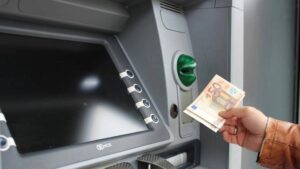 Πληρώνουν χιλιάδες κόσμο e-ΕΦΚΑ και ΔΥΠΑ – Ποιοι πάνε ταμείο